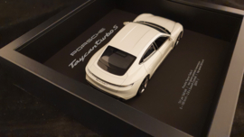 Porsche Taycan Turbo S Wit 3D Framed in schaduwbox - schaal 1:24