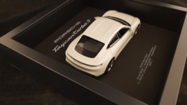 Porsche Taycan Turbo S Blanc 3D Encadré dans une boîte d’ombre - échelle 1:24