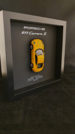 Porsche 911 991 Carrera S Jaune 3D Encadrée dans une boîte d’ombre - échelle 1:37