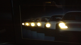 Porsche 911 generaties kunstwerk ingelijst met verlichting