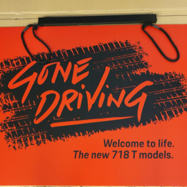 Porsche 718 T Showroom bord - Gone Driving