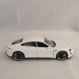 Porsche Taycan Turbo S Weiß - Welly 1:24