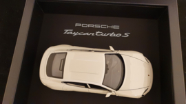 Porsche Taycan Turbo S Weiß 3D Eingerahmt in Schattenbox - Maßstab 1:24