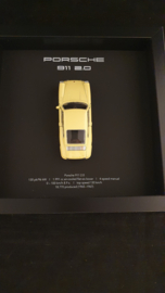 Porsche 911 2.0 Coupe Beige 3D Framed in schaduwbox - schaal 1:37