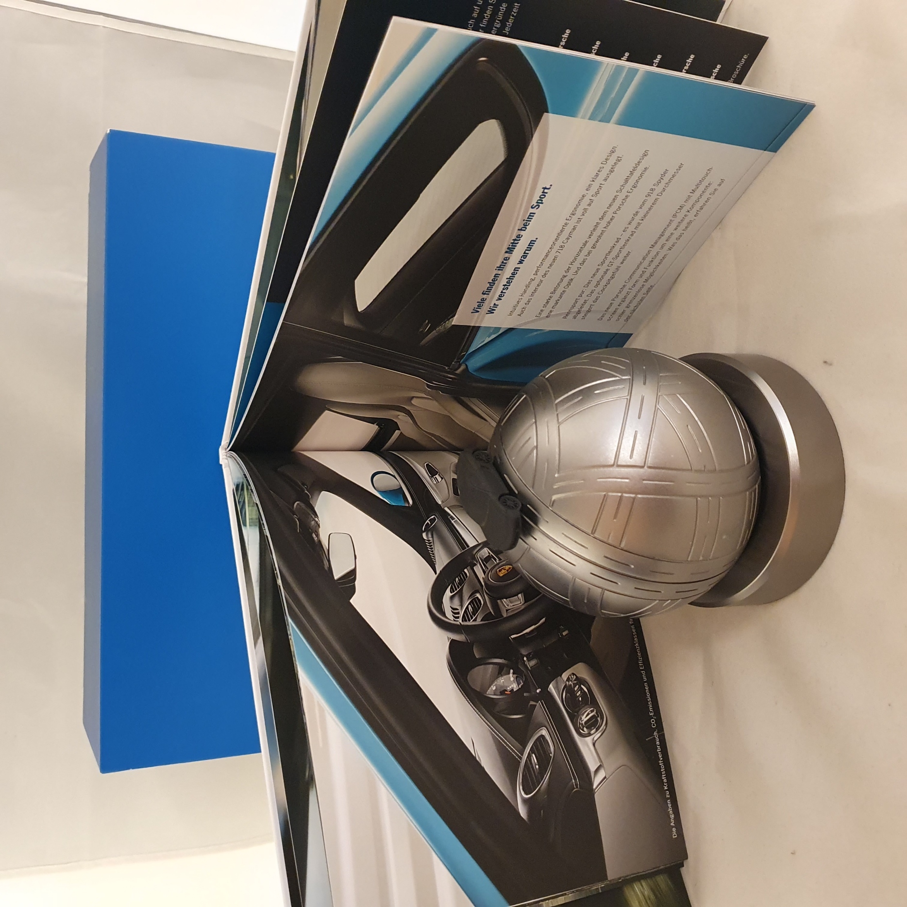 Boîte de propriétaire VIP Porsche 718 Cayman avec maquette sur globe