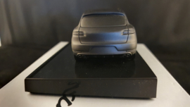 Porsche Macan - Briefbeschwerer auf Sockel - Porsche museum