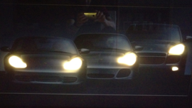 Oeuvres de Porsche 911 4S (996) Boxster S (986) et Cayenne Turbo encadrées de lumières