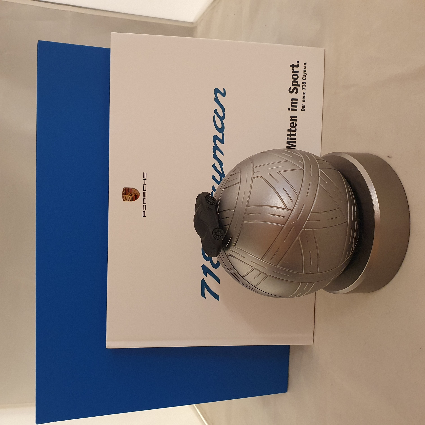 Boîte de propriétaire VIP Porsche 718 Cayman avec maquette sur globe
