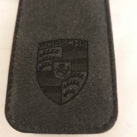 Porsche sleutelhoes van alcantara met logo