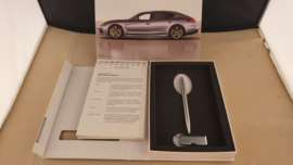 Porsche Panamera 2013 - Presse informationen mit Stift und USB stick
