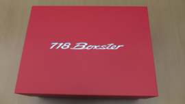 Porsche 718 Boxster eigenaarsbox met schaalmodel wereldbol