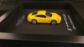 Porsche 911 991 Carrera S Jaune 3D Encadrée dans une boîte d’ombre - échelle 1:37