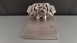 Porsche 911 997 Turbo Motorblock Skulptur mit VTG und Broschüre