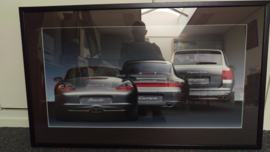 Oeuvres de Porsche 911 4S (996) Boxster S (986) et Cayenne Turbo encadrées avec éclairage de feu arrière