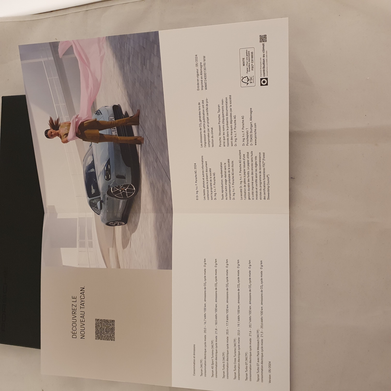 Porsche Taycan 2024 Lookbook Broschüre - WMAT24000130