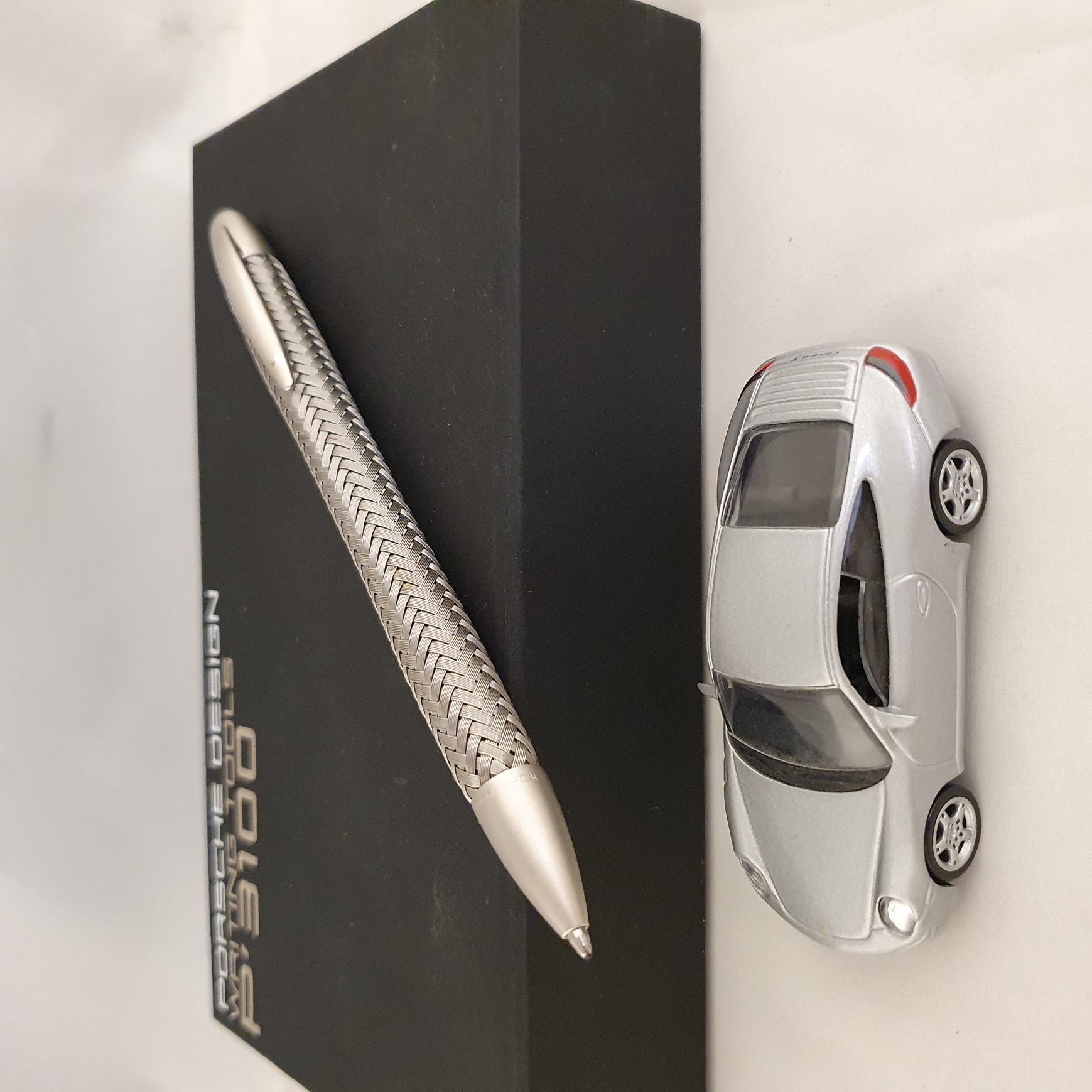Stylo à bille Porsche Design P'3100 Tecflex avec modèle réduit de voiture
