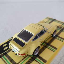 Porsche 911 Carrera 964 RWB Backdate geel 1/64 Tarmac - T64-046-YL