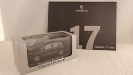 Porsche Cayenne Platinum Edition Turbo S 2017 - Boîte de présentation Espagne