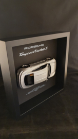 Porsche Taycan Turbo S Silbergrau 3D Eingerahmt in Schattenbox - Maßstab 1:24