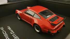 Porsche 911 930 3.0 Turbo 3D Encadrée dans une boîte d’ombre - échelle 1:24