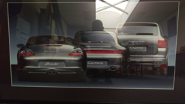 Oeuvres de Porsche 911 4S (996) Boxster S (986) et Cayenne Turbo encadrées avec éclairage de feu arrière