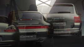 Oeuvres de Porsche 911 4S (996) Boxster S (986) et Cayenne Turbo encadrées avec éclairage de feu arrière