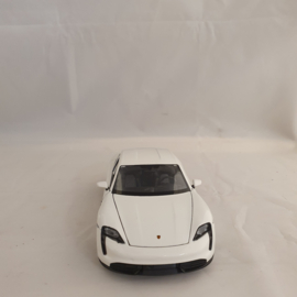 Porsche Taycan Turbo S Weiß - Welly 1:24