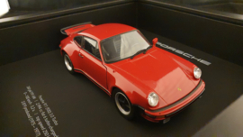 Porsche 911 930 3.0 Turbo 3D Encadrée dans une boîte d’ombre - échelle 1:24