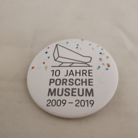 Porsche Museum - 10 Jahre 2009-2019 - Button
