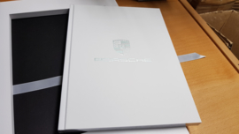 Porsche Brand book "70 years jubileum" Limited Edition medewerkers - Engels
