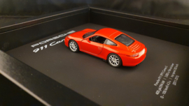 Porsche 911 991 Carrera S Rouge 3D Encadrée dans une boîte d’ombre - échelle 1:37