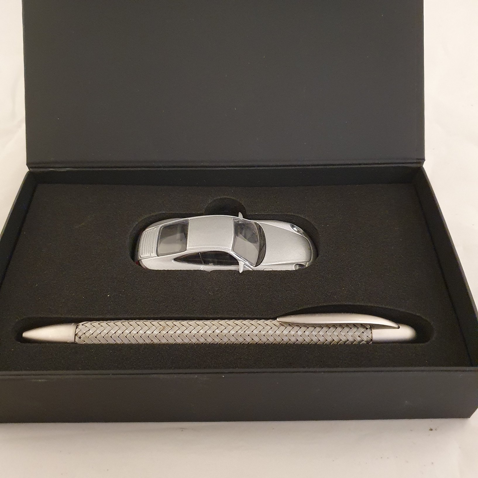 Stylo à bille Porsche Design P'3100 Tecflex avec modèle réduit de voiture