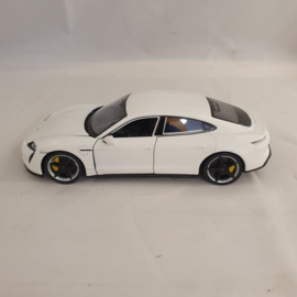 Porsche Taycan Turbo S Weiß - Welly 1:24