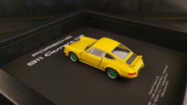 Porsche 911 Carrera 2.7 RS Jaune 3D Encadré dans une boîte d’ombre - échelle 1:37