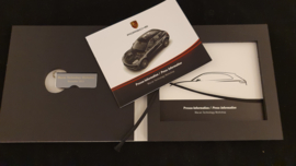 Porsche Macan Technology Workshop - Press information set with USB stick