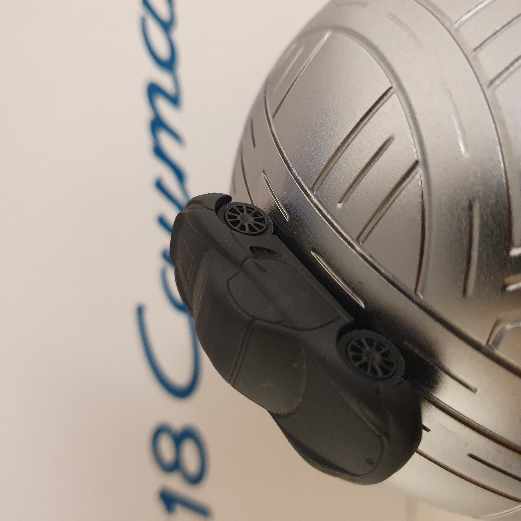Boîte de propriétaire VIP Porsche 718 Cayman avec maquette sur globe