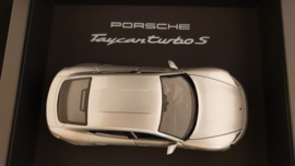 Porsche Taycan Turbo S Silbergrau 3D Eingerahmt in Schattenbox - Maßstab 1:24