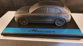 Porsche Macan - Presse Papier sur piédestal - Porsche musée