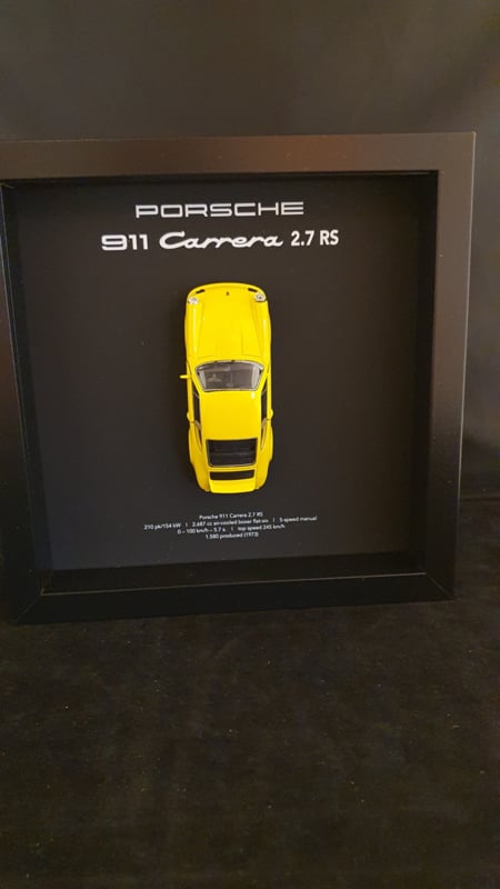 Porsche 911 Carrera 2.7 RS Jaune 3D Encadré dans une boîte d’ombre - échelle 1:37
