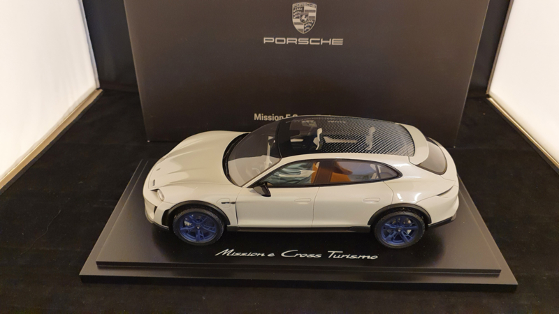 お買い得品 レア絶版 ディーラー限定 SPARK 18 Porsche Mission E Cross Turismo 2018 ホワイトグレー  ポルシェ