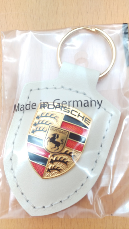 Porsche Schlüsselanhänger mit Porsche Emblem - Carrera weiß