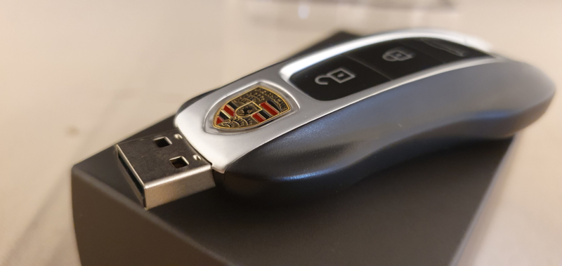 sum Human Produktion Porsche USB stick carkey - 16 GB WAP0507150K | Porsche desk accessories |  Flatsix-Sportscar-Collectables