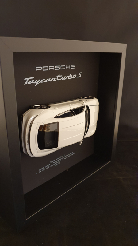 Porsche Taycan Turbo S Weiß 3D Eingerahmt in Schattenbox - Maßstab 1:24