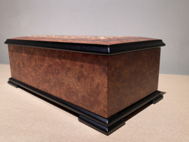 Muziekdoos Reuge met houten inleg motief 22 tonen