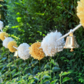 PomPom met belletjes - Wit en Geel