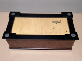 Muziekdoos Reuge met houten inleg motief 22 tonen