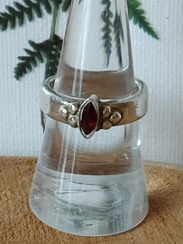 exclusieve zilveren ring met granaat