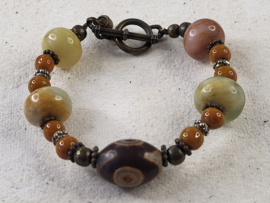 Unieke armband met dzi kraal en antieke kralen