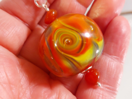 Unieke handgemaakte glashanger met carneool