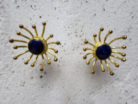 Fairtrade vergulde oorstekers met lapis lazuli